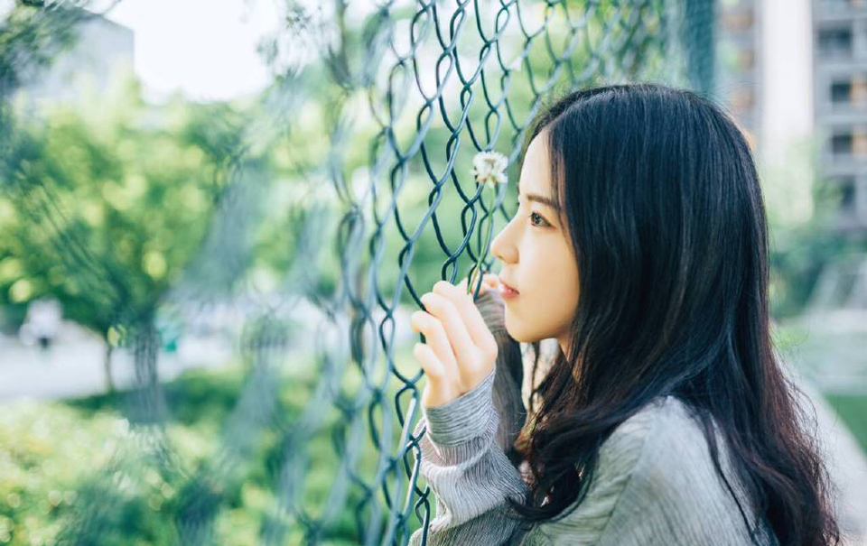 人允许一个陌生人的发迹，却不能容忍一个身边人的晋升。因为同一层次的人之间存在着对比利益的冲突，而与陌生人不存在这方面的问题。